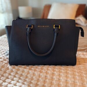 Pre-Owned Michael Kors Selma Saffiano Leather Satchel Bag with gold hardware